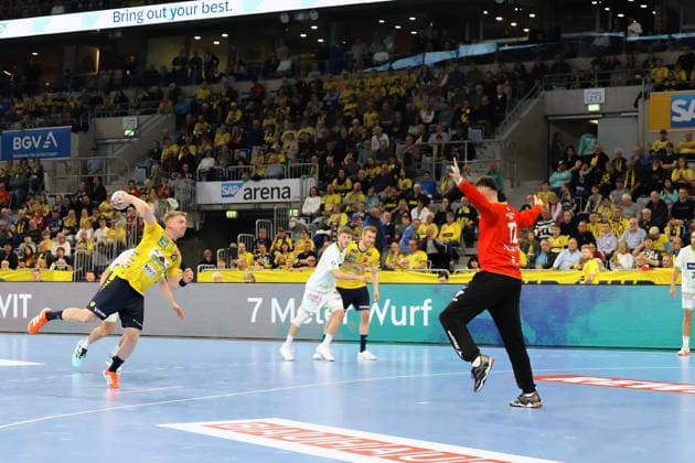 7Meter Haukur Thrastarson (Rhein Neckar Loewen, 25) gegen Aladin Suljakovic (HSG Wetzlar, 12) GER, Rhein Neckar Loewen gegen HWG Wetzlar, Handball, 1.Bundesliga, 26.Spieltag Spielzeit 2025 2026, 28.03.2026 GER, Rhein Neckar Loewen vs. HWG Wetzlar, 1.Bundesliga, 26.Spieltag, Spielzeit 2025 2026, 28.03.2026 Mannheim Copyright: xEibner-Pressefoto JoergxHirschx EP_JHH