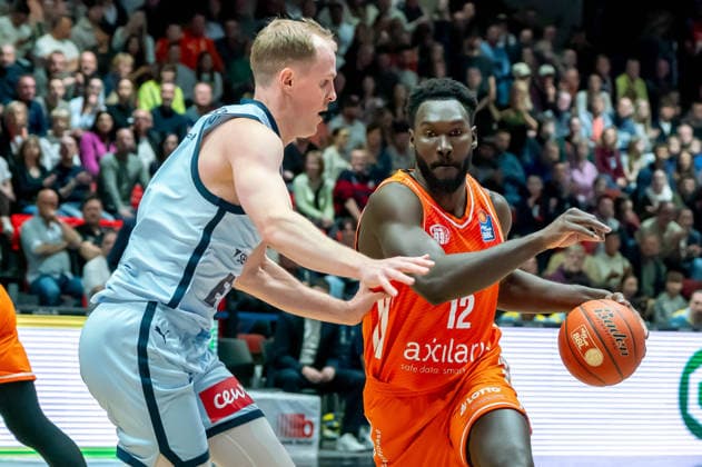 Chemnitz, Deutschland 28. März 2026: 1.BBL 2025 2026 Niners Chemnitz gegen EWE Baskets Oldenburg Im Bild: v. li. im Zweikampf Seth Hinrichs (EWE) und Amadou Sow (99) Copyright: xFotostandx xNachtigallx