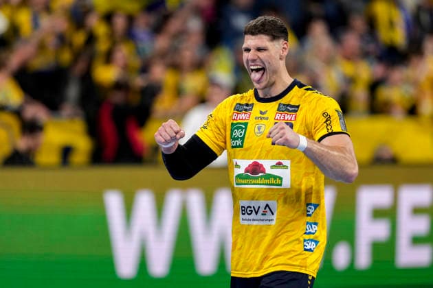 Sport Bilder des Tages Sebastian Heymann (RNL, 13), Spieler der Rhein-Neckar-Löwen, Einzelbild, Einzelfoto, Aktion, Action, Jubel nach dem Schlusspfiff, Freude über den Sieg, Sieger, Gewinner, jubelt, jubeln, fröhlich, positiv, freut sich, freuen, optimistisch, Highlight, Action, Aktion, 28.03.2026, Mannheim (Deutschland), Handball, Bundesliga, Rhein-Neckar Löwen - HSG Wetzlar *** Sebastian Heymann RNL, 13 , Rhein Neckar Löwen player, single picture, single photo, action, action, cheering after the final whistle, joy about the victory, winner, winner, cheers, cheering, cheerful, positive, happy, rejoicing, optimistic, highlight, action, action, 28 03 2026, Mannheim Germany , Handball, Bundesliga, Rhein Neckar Löwen HSG Wetzlar xozx