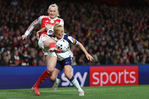 Womens Super League - Arsenal v Tottenham 28 March 2026 London - Women s Super League football - Arsenal v Tottenham Hotspur - Stina Blackstenius of Arsenal gets to the ball before Molly Elizabeth Ann Bartrip of Tottenham Hotspur - (Photo by Mark Leech). London UK Copyright: xMarkxLeechxOffside