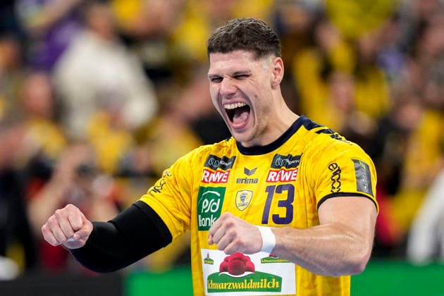 Sebastian Heymann (RNL, 13), Spieler der Rhein-Neckar-Löwen, Einzelbild, Einzelfoto, Aktion, Action, Jubel nach dem Schlusspfiff, Freude über den Sieg, Sieger, Gewinner, jubelt, jubeln, fröhlich, positiv, freut sich, freuen, optimistisch, Highlight, Action, Aktion, 28.03.2026, Mannheim (Deutschland), Handball, Bundesliga, Rhein-Neckar Löwen - HSG Wetzlar