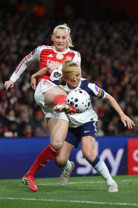 Womens Super League - Arsenal v Tottenham 28 March 2026 London - Women s Super League football - Arsenal v Tottenham Hotspur - Stina Blackstenius of Arsenal gets to the ball before Molly Elizabeth Ann Bartrip of Tottenham Hotspur - (Photo by Mark Leech). London UK Copyright: xMarkxLeechxOffside