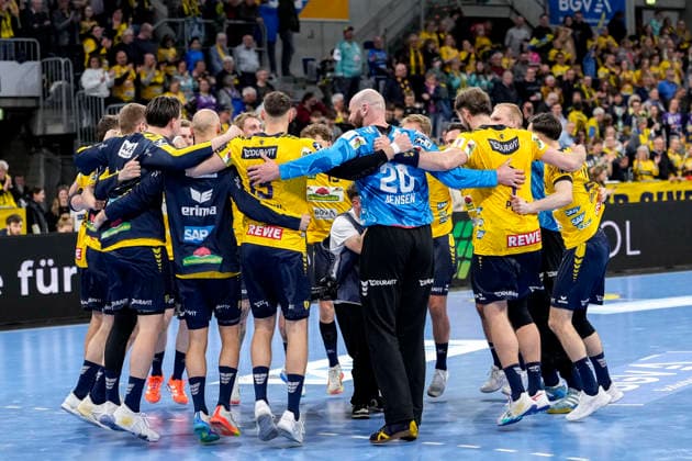 Spieler der Rhein-Neckar-Löwen, Jubel nach dem Schlusspfiff, Freude über den Sieg, Sieger, Gewinner, jubelt, jubeln, fröhlich, positiv, freut sich, fr euen, optimistisch, Highlight, Action, Aktion, tanzen im Kreis, Teamkreis, Mannschaftskreis, 28.03.2026, Mannheim (Deutschland), Handball, Bundesliga, Rhein-Neckar Löwen - HSG Wetzlar