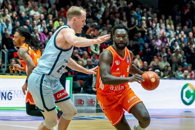 Chemnitz, Deutschland 28. März 2026: 1.BBL 2025 2026 Niners Chemnitz gegen EWE Baskets Oldenburg Im Bild: v. li. im Zweikampf Seth Hinrichs (EWE) und Amadou Sow (99) Copyright: xFotostandx xNachtigallx