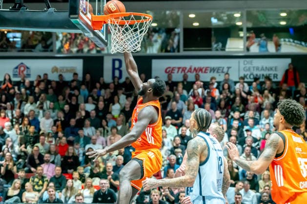 Chemnitz, Deutschland 28. März 2026: 1.BBL 2025 2026 Niners Chemnitz gegen EWE Baskets Oldenburg Im Bild: Amadou Sow (99) 1.v.li. mit einen Dunking Copyright: xFotostandx xNachtigallx