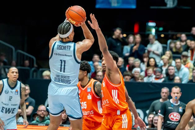 Chemnitz, Deutschland 28. März 2026: 1.BBL 2025 2026 Niners Chemnitz gegen EWE Baskets Oldenburg Im Bild: v. li. im Zweikampf Nicholas Tischler (EWE) und Kostja Mushidi (99) Copyright: xFotostandx xNachtigallx