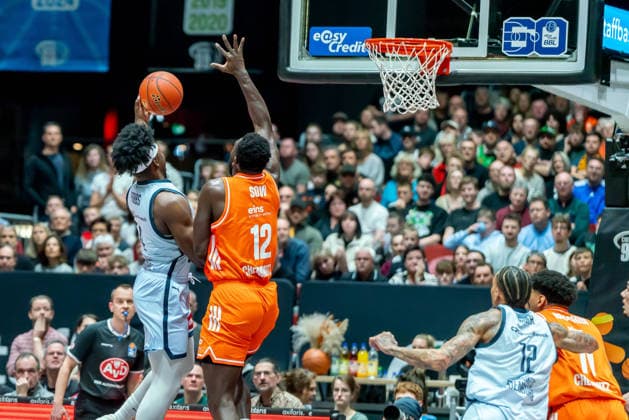 Chemnitz, Deutschland 28. März 2026: 1.BBL 2025 2026 Niners Chemnitz gegen EWE Baskets Oldenburg Im Bild: v. li. im Zweikampf Brian Fobbs (EWE) und Amadou Sow (99) Copyright: xFotostandx xNachtigallx