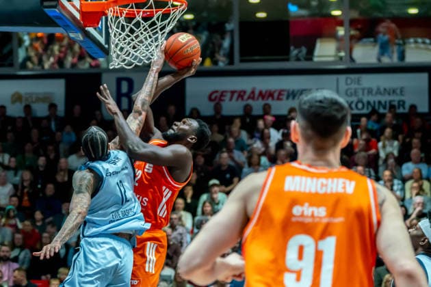 Chemnitz, Deutschland 28. März 2026: 1.BBL 2025 2026 Niners Chemnitz gegen EWE Baskets Oldenburg Im Bild: v. li. im Zweikampf Michale Kyser (EWE) und Amadou Sow (99) Copyright: xFotostandx xNachtigallx