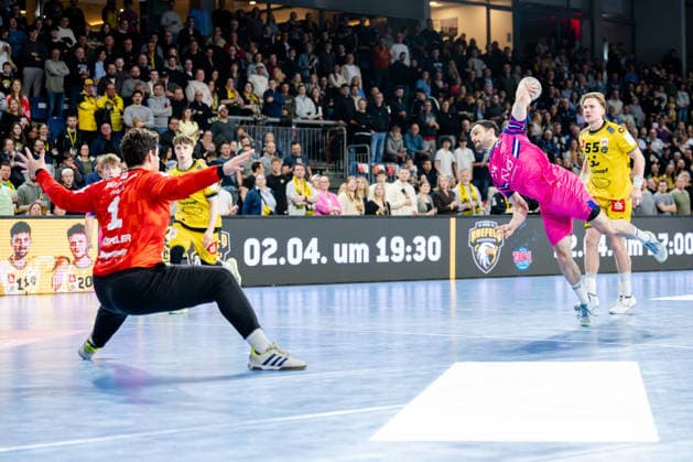 Krefeld, 28.03.2026, Handball, Herren, 2. Bundesliga, 25. Spieltag, 2025 2026: HSG Krefeld Niederrhein Bayer Dormagen Peter Strosack (TSV Bayer Dormagen, 24) beim Torwurf Krefeld Yayla Arena NRW Germany
