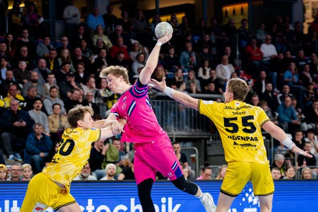 Krefeld, 28.03.2026, Handball, Herren, 2. Bundesliga, 25. Spieltag, 2025 2026: HSG Krefeld Niederrhein Bayer Dormagen Finn Schroven (TSV Bayer Dormagen, 19) beim Torwurf Krefeld Yayla Arena NRW Germany