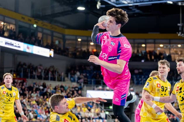 Krefeld, 28.03.2026, Handball, Herren, 2. Bundesliga, 25. Spieltag, 2025 2026: HSG Krefeld Niederrhein Bayer Dormagen Luca Krist (TSV Bayer Dormagen, 2) beim Torwurf Krefeld Yayla Arena NRW Germany