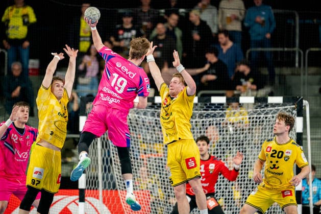 Krefeld, 28.03.2026, Handball, Herren, 2. Bundesliga, 25. Spieltag, 2025 2026: HSG Krefeld Niederrhein Bayer Dormagen Finn Schroven (TSV Bayer Dormagen, 19) beim Wurf aus dem Rückraum gegen den Block von Niklas Ingenpaß (HSG Krefeld Niederrhein, 55) und Matija Mircic (HSG Krefeld Niederrhein, 97) Krefeld Yayla Arena NRW Germany