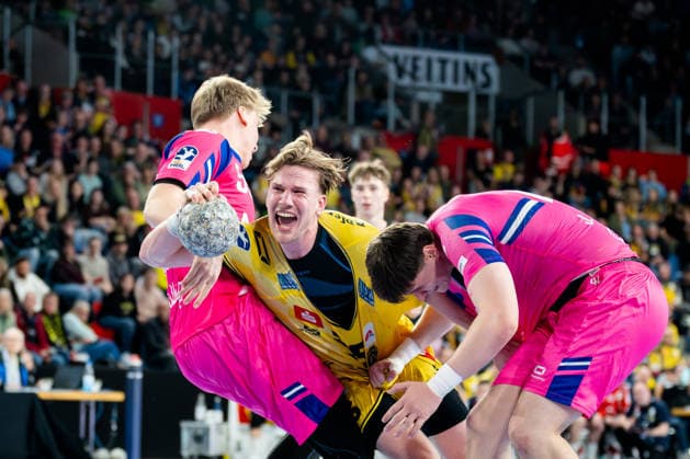 Sport Bilder des Tages Krefeld, 28.03.2026, Handball, Herren, 2. Bundesliga, 25. Spieltag, 2025 2026: HSG Krefeld Niederrhein Bayer Dormagen Niklas Ingenpaß (HSG Krefeld Niederrhein, 55) im Zweikampf mit Frederik Sondermann (TSV Bayer Dormagen, 55) und Jan Schmidt (TSV Bayer Dormagen, 42) Krefeld Yayla Arena NRW Germany