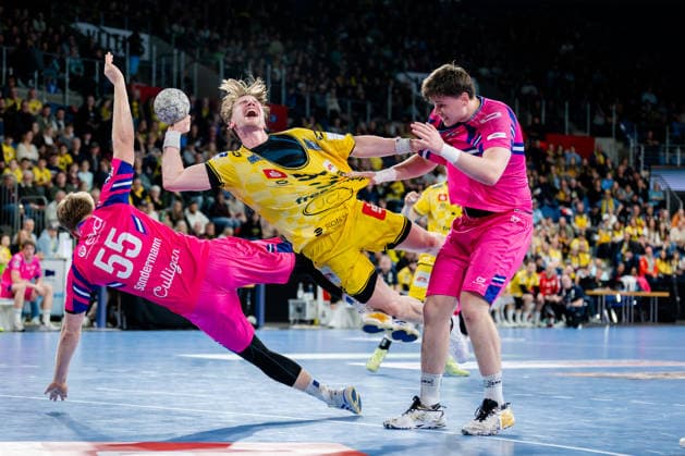Krefeld, 28.03.2026, Handball, Herren, 2. Bundesliga, 25. Spieltag, 2025 2026: HSG Krefeld Niederrhein Bayer Dormagen Niklas Ingenpaß (HSG Krefeld Niederrhein, 55) im Zweikampf mit Frederik Sondermann (TSV Bayer Dormagen, 55) und Jan Schmidt (TSV Bayer Dormagen, 42) Krefeld Yayla Arena NRW Germany