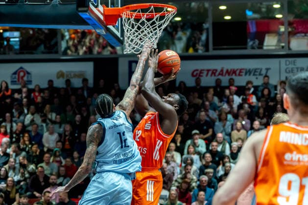 Chemnitz, Deutschland 28. März 2026: 1.BBL 2025 2026 Niners Chemnitz gegen EWE Baskets Oldenburg Im Bild: v. li. im Zweikampf Michale Kyser (EWE) und Amadou Sow (99) Copyright: xFotostandx xNachtigallx