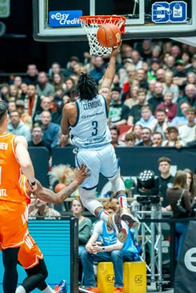 Chemnitz, Deutschland 28. März 2026: 1.BBL 2025 2026 Niners Chemnitz gegen EWE Baskets Oldenburg Im Bild: Christopher Clemons (EWE) mit einem Dunking Copyright: xFotostandx xNachtigallx