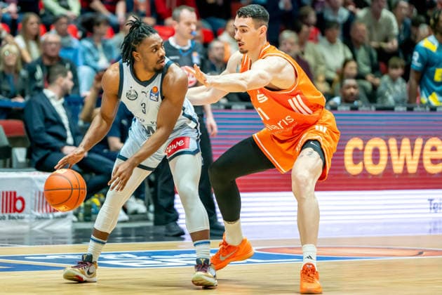 Chemnitz, Deutschland 28. März 2026: 1.BBL 2025 2026 Niners Chemnitz gegen EWE Baskets Oldenburg Im Bild: v. li. im Zweikampf Christopher Clemons (EWE) und Yordan Minchev (99) Copyright: xFotostandx xNachtigallx
