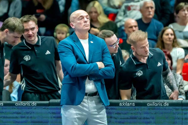 Chemnitz, Deutschland 28. März 2026: 1.BBL 2025 2026 Niners Chemnitz gegen EWE Baskets Oldenburg Im Bild: Head Coach Rodrigo Pastore (99) entspannt Copyright: xFotostandx xNachtigallx