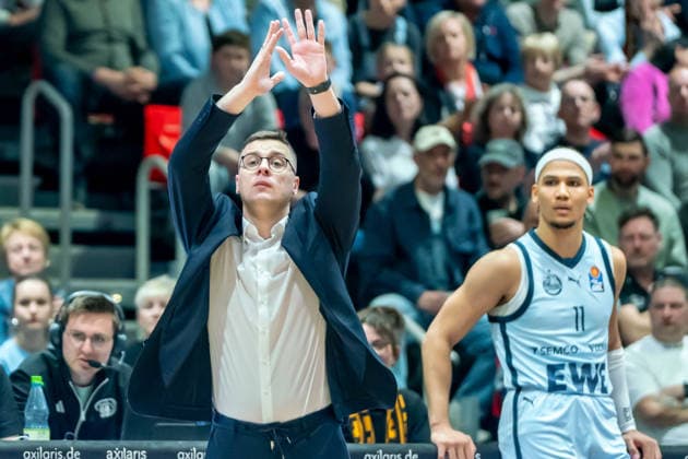 Chemnitz, Deutschland 28. März 2026: 1.BBL 2025 2026 Niners Chemnitz gegen EWE Baskets Oldenburg Im Bild: Head Coach Lazar Spasic (EWE) Copyright: xFotostandx xNachtigallx