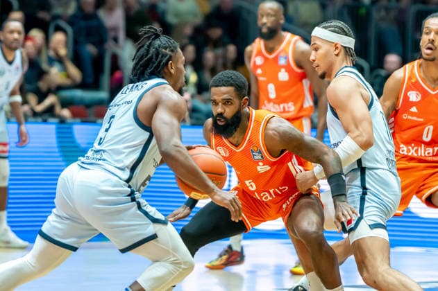 Chemnitz, Deutschland 28. März 2026: 1.BBL 2025 2026 Niners Chemnitz gegen EWE Baskets Oldenburg Im Bild: v. li. im Zweikampf Christopher Clemons (EWE), Corey Davis (99) und Nicholas Tischler (EWE) Copyright: xFotostandx xNachtigallx