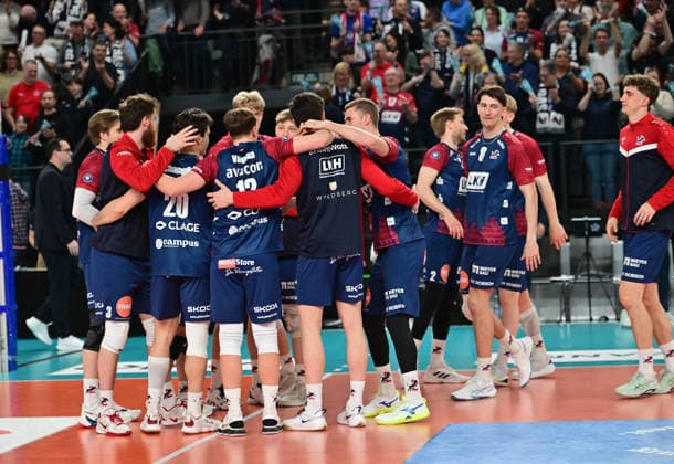 GER; 1.VBL, Play Off Viertelfinale, SVG Lueneburg vs WWK Volleys Herrsching 28.03.2026, GER; 1. VBL, PLay Off Viertelfinale, SVG Lueneburg vs WWK Volleys Herrsching, im Bild die Lueneburger Mannschaft jubelt den Sieg