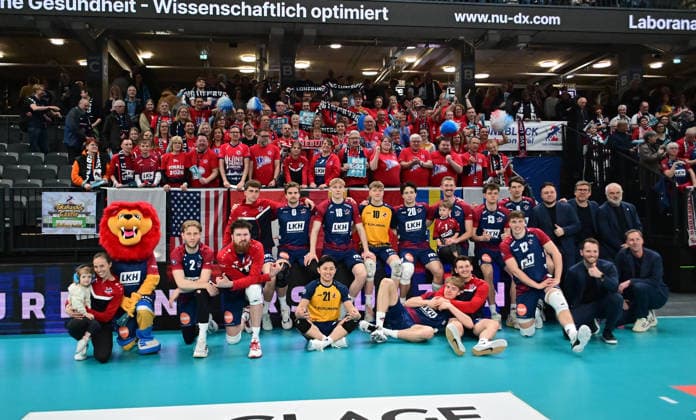 GER; 1.VBL, Play Off Viertelfinale, SVG Lueneburg vs WWK Volleys Herrsching 28.03.2026, GER; 1. VBL, PLay Off Viertelfinale, SVG Lueneburg vs WWK Volleys Herrsching, im Bild die Lueneburger Mannschaft jubelt den Sieg