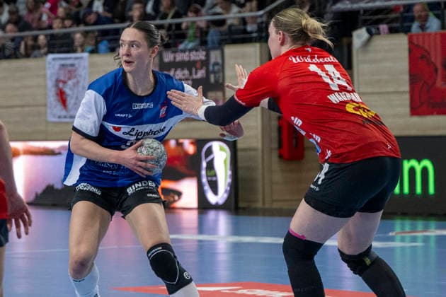 Handball Bundesliga Frauen,HBF, Saison 2025 2026 SV Union Halle-Neustadt vs.HSG Blomberg-Lippe Halle, Deutschland 28.Maerz 2026: Im Bild:v.li.Nuria Bucher (Blomberg) und Tina Wagenlader (Halle) Halle Saale SWH Arena Sachsen-Anhalt Deutschland