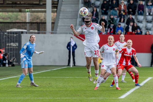 Julia Pollak (1. FC Nuernberg, 22) bei einer Kopfballaabwehr GER, FC Bayern Muenchen Frauen vs. 1. FC Nuernberg, Fussball, Google Pixel Frauen-Bundesliga, 22. Spieltag, Saison 2025 2026, 28.03.2026. (DFL DFB REGULATIONS PROHIBIT ANY USE OF PHOTOGRAPHS as IMAGE SEQUENCES and or QUASI-VIDEO). GER, FC Bayern Muenchen Frauen vs. 1. FC Nuernberg, Fussball, Google Pixel Frauen-Bundesliga, 22. Spieltag, Saison 2025 2026, 28.03.2026. Muenchen Copyright: xEibner-Pressefoto HeikexFeinerx EP_HFR