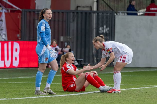 Luisa Guttenberger (1. FC Nuernberg, 04) hilft Glodis Perla Viggosdottir (FC Bayern Muenchen Frauen, 04) auf die Beine, dahinter Lourdes Romero (Torfrau, 1. FC Nuernberg, 25) GER, FC Bayern Muenchen Frauen vs. 1. FC Nuernberg, Fussball, Google Pixel Frauen-Bundesliga, 22. Spieltag, Saison 2025 2026, 28.03.2026. (DFL DFB REGULATIONS PROHIBIT ANY USE OF PHOTOGRAPHS as IMAGE SEQUENCES and or QUASI-VIDEO). GER, FC Bayern Muenchen Frauen vs. 1. FC Nuernberg, Fussball, Google Pixel Frauen-Bundesliga, 22. Spieltag, Saison 2025 2026, 28.03.2026. Muenchen Copyright: xEibner-Pressefoto HeikexFeinerx EP_HFR