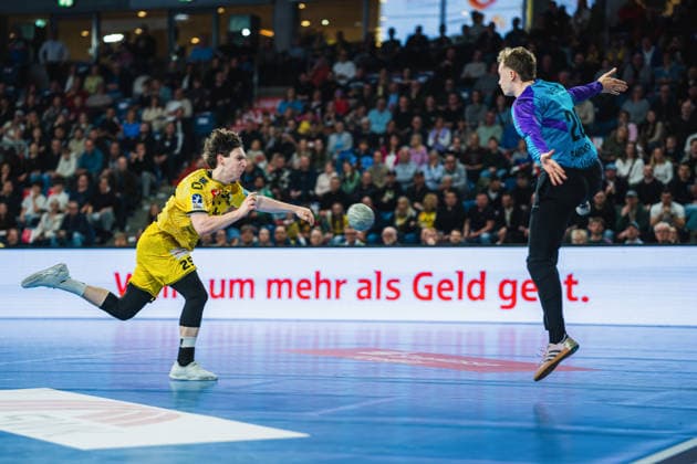 Niklas Michalski (HSG Krefeld Niederrhein, 25) Sprungwurf gegen Christian Simonsen (TSV Bayer Dormagen, 20) HSG Krefeld Niederrhein vs. TSV Bayer Dormagen, Handball, 2.HBL, 25.Spieltag, Saison 2025 26, 28.03.2026, HSG Krefeld Niederrhein vs. TSV Bayer Dormagen, Handball, 2.HBL, 25.Spieltag, Saison 2025 26, 28.03.2026 Krefeld Copyright: xEibner-Pressefoto LukasxBaldygax EP_LBA