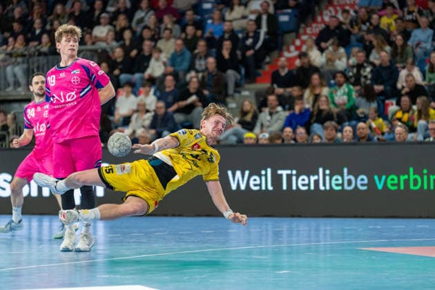 Finn Schroven (TSV Bayer Dormagen, 19), Niklas Ingenpass (HSG Krefeld Niederrhein, 55) mit Sprungwurf HSG Krefeld Niederrhein vs. TSV Bayer Dormagen, Handball, 2.HBL, 25.Spieltag, Saison 2025 26, 28.03.2026, HSG Krefeld Niederrhein vs. TSV Bayer Dormagen, Handball, 2.HBL, 25.Spieltag, Saison 2025 26, 28.03.2026 Krefeld Copyright: xEibner-Pressefoto LukasxBaldygax EP_LBA