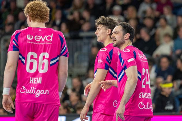 Julius Hein (TSV Bayer Dormagen, 66), Krischa Leis (TSV Bayer Dormagen, 07), Peter Strosack (TSV Bayer Dormagen, 19) mit Ansprache, emotionen HSG Krefeld Niederrhein vs. TSV Bayer Dormagen, Handball, 2.HBL, 25.Spieltag, Saison 2025 26, 28.03.2026, HSG Krefeld Niederrhein vs. TSV Bayer Dormagen, Handball, 2.HBL, 25.Spieltag, Saison 2025 26, 28.03.2026 Krefeld Copyright: xEibner-Pressefoto LukasxBaldygax EP_LBA