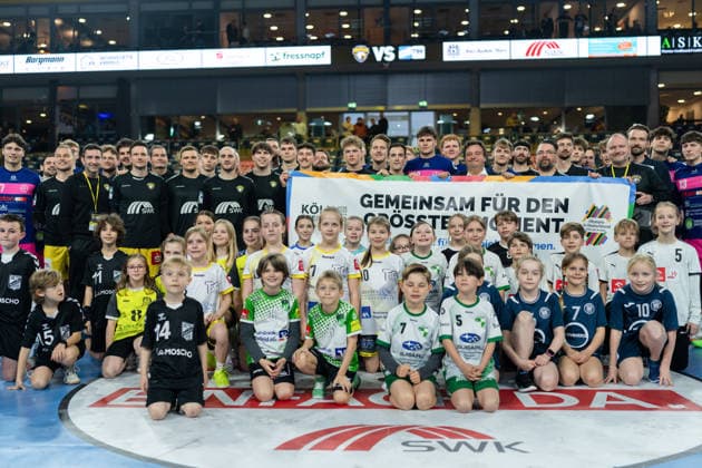 Beide Teams Gemeinsam fuer den groessten Moment HSG Krefeld Niederrhein vs. TSV Bayer Dormagen, Handball, 2.HBL, 25.Spieltag, Saison 2025 26, 28.03.2026, HSG Krefeld Niederrhein vs. TSV Bayer Dormagen, Handball, 2.HBL, 25.Spieltag, Saison 2025 26, 28.03.2026 Krefeld Copyright: xEibner-Pressefoto LukasxBaldygax EP_LBA