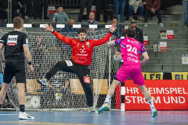 Finn Rüspeler (HSG Krefeld Niederrhein, 01) im Tor gegen Peter Strosack (TSV Bayer Dormagen, 19) beim 7Meter HSG Krefeld Niederrhein vs. TSV Bayer Dormagen, Handball, 2.HBL, 25.Spieltag, Saison 2025 26, 28.03.2026, HSG Krefeld Niederrhein vs. TSV Bayer Dormagen, Handball, 2.HBL, 25.Spieltag, Saison 2025 26, 28.03.2026 Krefeld Copyright: xEibner-Pressefoto LukasxBaldygax EP_LBA