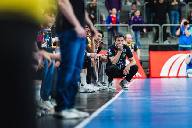Mark Schmetz (HSG Krefeld Niederrhein, Trainer) schaut dem Team zu HSG Krefeld Niederrhein vs. TSV Bayer Dormagen, Handball, 2.HBL, 25.Spieltag, Saison 2025 26, 28.03.2026, HSG Krefeld Niederrhein vs. TSV Bayer Dormagen, Handball, 2.HBL, 25.Spieltag, Saison 2025 26, 28.03.2026 Krefeld Copyright: xEibner-Pressefoto LukasxBaldygax EP_LBA
