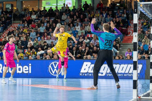 Krischa Leis (TSV Bayer Dormagen, 07), Lukas Siegler (HSG Krefeld Niederrhein, 20) mit einem Sprungwurf gegen Christian Simonsen (TSV Bayer Dormagen, 20) HSG Krefeld Niederrhein vs. TSV Bayer Dormagen, Handball, 2.HBL, 25.Spieltag, Saison 2025 26, 28.03.2026, HSG Krefeld Niederrhein vs. TSV Bayer Dormagen, Handball, 2.HBL, 25.Spieltag, Saison 2025 26, 28.03.2026 Krefeld Copyright: xEibner-Pressefoto LukasxBaldygax EP_LBA