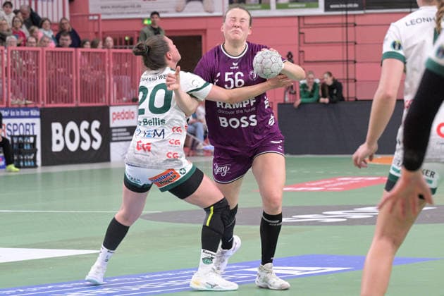 Carolin Huebner (TusSies Metzingen, 56) am mit Ball gegen Louisa De Bellis (FrischAuf Goeppingen, 20) TusSies Metzingen vs. FrischAuf Goeppingen , Handball, Alsco HBF, 21.Ligaspieltag, Saison 2025 2026, 28.03.2026 TusSies Metzingen vs. FrischAuf Goeppingen , Handball, Alsco HBF, 21.Ligaspieltag, Saison 2025 2026, 28.03.2026 Tuebingen Copyright: xEibner-Pressefoto TobiasxBaurx EP_TBR