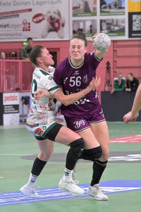 Carolin Huebner (TusSies Metzingen, 56) am mit Ball gegen Louisa De Bellis (FrischAuf Goeppingen, 20) TusSies Metzingen vs. FrischAuf Goeppingen , Handball, Alsco HBF, 21.Ligaspieltag, Saison 2025 2026, 28.03.2026 TusSies Metzingen vs. FrischAuf Goeppingen , Handball, Alsco HBF, 21.Ligaspieltag, Saison 2025 2026, 28.03.2026 Tuebingen Copyright: xEibner-Pressefoto TobiasxBaurx EP_TBR