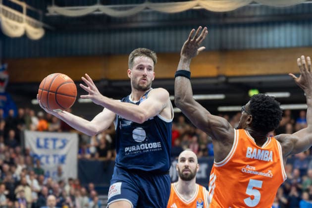 Spencer Reaves (MBC, 31), TJ Bamba (Vechta, 5), Syntainics MBC vs. Rasta Vechta, Basketball, 1. Bundesliga, Maenner, 26. Spieltag, Saison 2025 26, 28.03.2026. Weißenfels Stadthalle Sachsen-Anhalt Deutschland