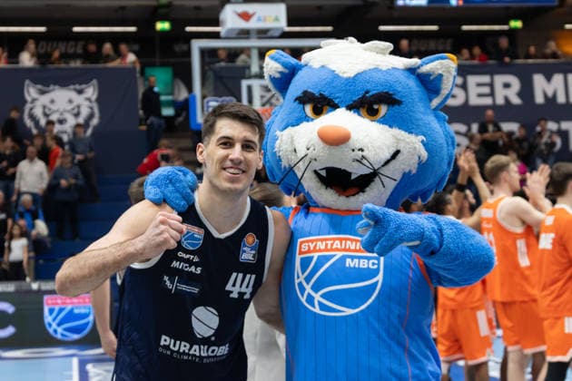 Jure Planinic (MBC, 44) mit Maskottchen Wolf nach dem 90:82 Heimsieg, Syntainics MBC vs. Rasta Vechta, Basketball, 1. Bundesliga, Maenner, 26. Spieltag, Saison 2025 26, 28.03.2026. Weißenfels Stadthalle Sachsen-Anhalt Deutschland