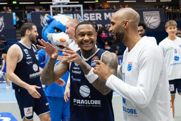 Charles Callison (MBC, 23) und Akeem Vargas (MBC, 11) nach dem 90:82 Heimsieg, Syntainics MBC vs. Rasta Vechta, Basketball, 1. Bundesliga, Maenner, 26. Spieltag, Saison 2025 26, 28.03.2026. Weißenfels Stadthalle Sachsen-Anhalt Deutschland