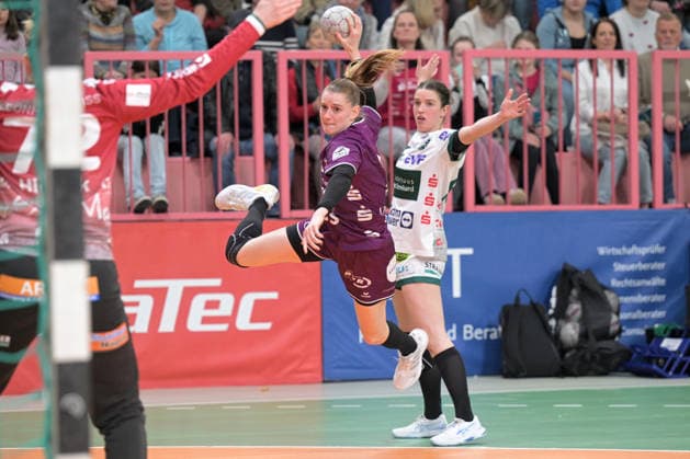 Selina Lindemann (TusSies Metzingen, 02) am mit Ball gegen Lea Neubrander (FrischAuf Goeppingen, 81) TusSies Metzingen vs. FrischAuf Goeppingen , Handball, Alsco HBF, 21.Ligaspieltag, Saison 2025 2026, 28.03.2026 TusSies Metzingen vs. FrischAuf Goeppingen , Handball, Alsco HBF, 21.Ligaspieltag, Saison 2025 2026, 28.03.2026 Tuebingen Copyright: xEibner-Pressefoto TobiasxBaurx EP_TBR