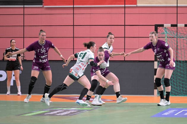 Carolin Huebner (TusSies Metzingen, 56), Ida Petzold (TusSies Metzingen, 08) und Naina Klein (TusSies Metzingen, 09) gegen Lea Neubrander (FrischAuf Goeppingen, 81) am mit Ball und Stephanie Elies (FrischAuf Goeppingen, 63) TusSies Metzingen vs. FrischAuf Goeppingen , Handball, Alsco HBF, 21.Ligaspieltag, Saison 2025 2026, 28.03.2026 TusSies Metzingen vs. FrischAuf Goeppingen , Handball, Alsco HBF, 21.Ligaspieltag, Saison 2025 2026, 28.03.2026 Tuebingen Copyright: xEibner-Pressefoto TobiasxBaurx EP_TBR
