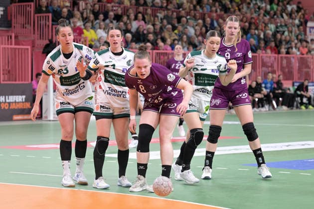 Ida Petzold (TusSies Metzingen, 08) gegen Lea Neubrander (FrischAuf Goeppingen, 81), Stephanie Elies (FrischAuf Goeppingen, 63) und Lara Daeuble (FrischAuf Goeppingen, 95) TusSies Metzingen vs. FrischAuf Goeppingen , Handball, Alsco HBF, 21.Ligaspieltag, Saison 2025 2026, 28.03.2026 TusSies Metzingen vs. FrischAuf Goeppingen , Handball, Alsco HBF, 21.Ligaspieltag, Saison 2025 2026, 28.03.2026 Tuebingen Copyright: xEibner-Pressefoto TobiasxBaurx EP_TBR