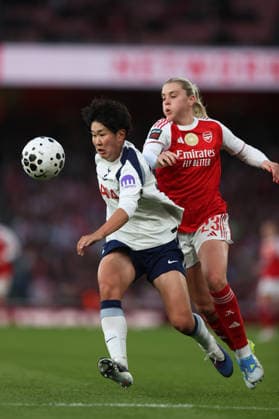 Womens Super League - Arsenal v Tottenham 28 March 2026 London - Women s Super League football - Arsenal v Tottenham Hotspur - Toko Koga of Tottenham Hotspur gets to the ball before Alessia Russo of Arsenal - (Photo by Mark Leech). London UK Copyright: xMarkxLeechxOffside