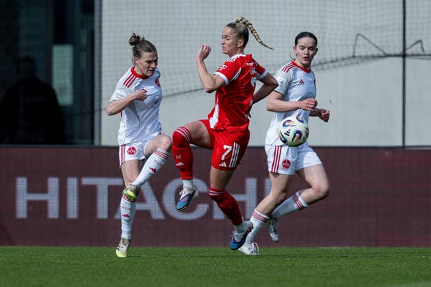 Giulia Gwinn (FC Bayern Muenchen Frauen, 07) im Kampf um den Ball mit Nastassja Lein (1. FC Nuernberg, 24) und einer weiteren Gegenspielerin GER, FC Bayern Muenchen Frauen vs. 1. FC Nuernberg, Fussball, Google Pixel Frauen-Bundesliga, 22. Spieltag, Saison 2025 2026, 28.03.2026. (DFL DFB REGULATIONS PROHIBIT ANY USE OF PHOTOGRAPHS as IMAGE SEQUENCES and or QUASI-VIDEO). GER, FC Bayern Muenchen Frauen vs. 1. FC Nuernberg, Fussball, Google Pixel Frauen-Bundesliga, 22. Spieltag, Saison 2025 2026, 28.03.2026. Muenchen Copyright: xEibner-Pressefoto HeikexFeinerx EP_HFR