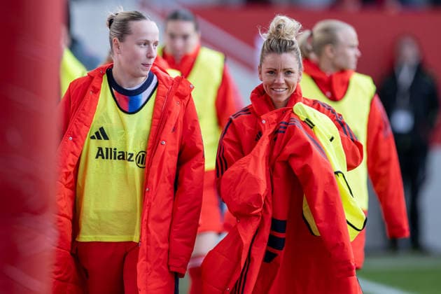 Franziska Kett (FC Bayern Muenchen Frauen, 20) und Linda Dallmann (FC Bayern Muenchen Frauen, 10) waermen sich fuer einen eventuellen Einsatz auf GER, FC Bayern Muenchen Frauen vs. 1. FC Nuernberg, Fussball, Google Pixel Frauen-Bundesliga, 22. Spieltag, Saison 2025 2026, 28.03.2026. (DFL DFB REGULATIONS PROHIBIT ANY USE OF PHOTOGRAPHS as IMAGE SEQUENCES and or QUASI-VIDEO). GER, FC Bayern Muenchen Frauen vs. 1. FC Nuernberg, Fussball, Google Pixel Frauen-Bundesliga, 22. Spieltag, Saison 2025 2026, 28.03.2026. Muenchen Copyright: xEibner-Pressefoto HeikexFeinerx EP_HFR