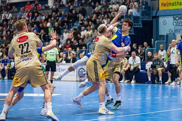 Daikin Handball Bundesliga, VfL Gummersbach - TSV Hannover Burgdorf, 28.03.2026 Marian Michalczik (TSV Hannover-Burgdorf 22), Justus Fischer (TSV Hannover-Burgdorf 54), Julian Köster (VfL Gummersbach, 7), ; Daikin Handball Bundesliga, VfL Gummersbach - TSV Hannover Burgdorf, 28.03.2026 Copyright: xBEAUTIFULxSPORTS Erlhofx