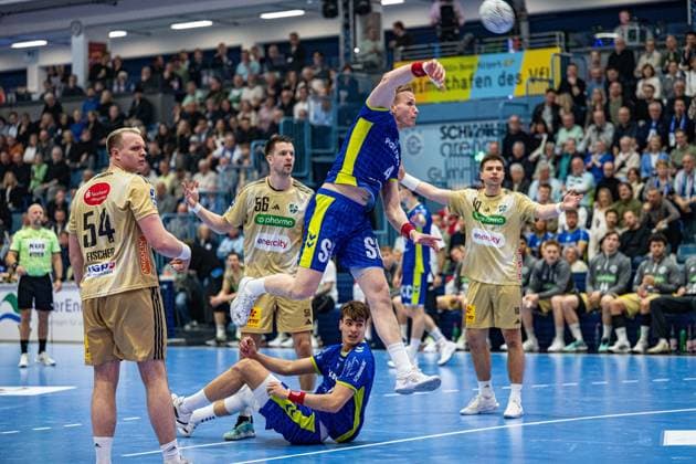 Daikin Handball Bundesliga, VfL Gummersbach - TSV Hannover Burgdorf, 28.03.2026 Justus Fischer (TSV Hannover-Burgdorf 54), Hannes Feise (TSV Hannover-Burgdorf 56), Ellidi Vidarsson (VfL Gummersbach, 4), Julian Köster (VfL Gummersbach, 7), RenÄrs UÅ¡Äins (TSV Hannover-Burgdorf 10), ; Daikin Handball Bundesliga, VfL Gummersbach - TSV Hannover Burgdorf, 28.03.2026 Copyright: xBEAUTIFULxSPORTS Erlhofx