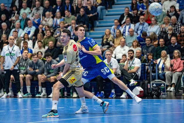 Daikin Handball Bundesliga, VfL Gummersbach - TSV Hannover Burgdorf, 28.03.2026 Hannes Feise (TSV Hannover-Burgdorf 56), Miro Schluroff (VfL Gummersbach, 15), ; Daikin Handball Bundesliga, VfL Gummersbach - TSV Hannover Burgdorf, 28.03.2026 Copyright: xBEAUTIFULxSPORTS Erlhofx